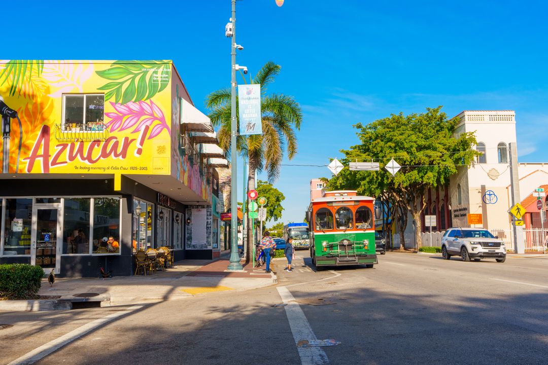 Vista da rua Calle Ocho, no bairro Little Havana, em Miami