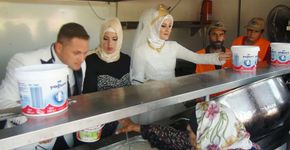 Noivos trocam festa de casamento por banquete para 4 mil refugiados sírios
