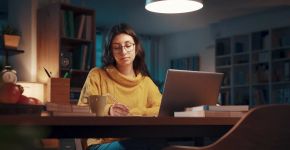 Virar a noite estudando pode fazer você aprender menos: entenda o papel do sono na memória