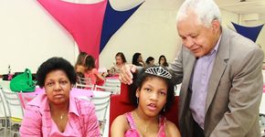 Jovens com deficiência ganham festa de debutante no RS graças à doações