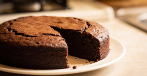 A receita do bolo de chocolate com 3 ingredientes que não leva farinha