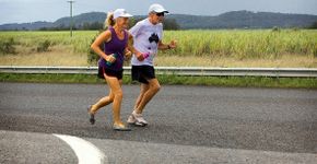 Sobrevivente de câncer: mulher corre uma maratona por dia durante um ano