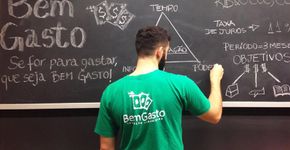 Projeto de estudantes ensina jovens e adultos sobre o uso consciente do dinheiro