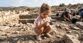 Uma menina de 3 anos pegou uma “pedrinha” durante uma caminhada e descobriu um amuleto de 3.800 anos