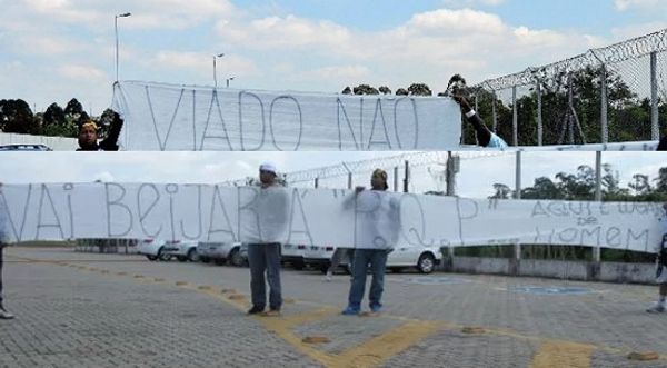 Torcida do Corinthians após ex-jogador da equipe beijar um homem publicamente. A manifestação de intolerância rendeu multa de R$ 23 mil à torcida organizada Camisa 12 