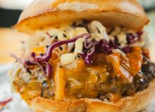 Featured side: Hambúrguer de wagyu com kimchi do Coringa do Beco agora também está disponível na Vila Madalena