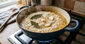 Os melhores chefs concordam: “O arroz branco mais saboroso não é cozido apenas com água, mas sim com 2 folhas de louro, 3 dentes de alho e 2 xícaras de caldo.”