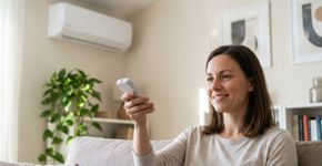 Colocar o ar-condicionado na temperatura mais baixa possível parece a maneira óbvia de enfrentar o calor, mas em Singapura a orientação é deixá-lo perto de 25 °C: cada grau aumentado pode reduzir em cerca de 3% o gasto do aparelho