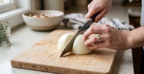 Coloque a cebola na geladeira antes de cortar: o frio reduz a atividade das enzimas que liberam os compostos irritantes e pode fazer você chorar muito menos na cozinha