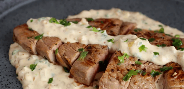 Receita prática de carne ao molho de cebola que é pura cremosidade