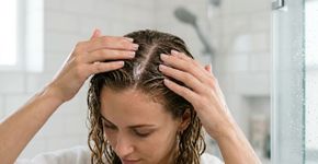 O hábito no banho que pode deixar o cabelo com aparência mais leve sem trocar de shampoo