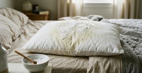 Como remover manchas amarelas de travesseiros (e como evitar que elas voltem a aparecer)
