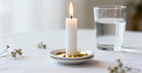 A simpatia da vela branca que promete blindar a sua energia