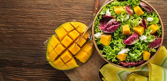Salada tropical perfeita para refrescar seu paladar