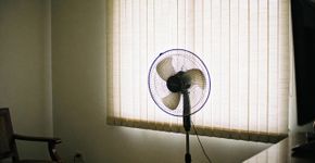 Nem em cima do seu rosto, nem contra a parede: como posicionar o ventilador para refrescar como um ar-condicionado
