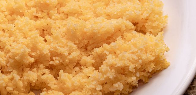 Cuscuz com queijo na frigideira: prático e gostoso