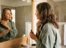 Featured side: Cabelo após os 40 anos exige novos cuidados: veja como adaptar sua rotina e os ativos que não podem faltar no seu banheiro