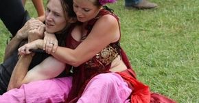 Mulher domina ladrão durante festival de música com um mata-leão