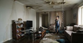 Vizinho deixa uma torneira aberta antes de sair para trabalhar, água atravessa a laje e destrói móveis, eletrônicos e o teto do apartamento de baixo; um esquecimento simples pode obrigá-lo a pagar dezenas de milhares de reais entre reparos e indenização