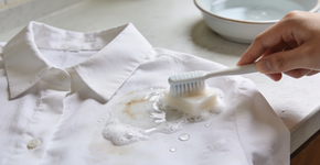 Como remover maquiagem de camisas brancas sem manchar o tecido?