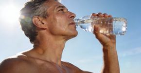 Beber água do jeito errado prejudica sua hidratação no verão e você precisa saber o motivo