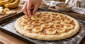 Se você tem bananas bem maduras e massa de pizza, pode fazer uma sobremesa deliciosa: a receita é rápida, fácil e com poucos ingredientes