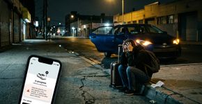 Motorista de aplicativo fica sem combustível no meio da madrugada e deixa o passageiro sozinho na rua por horas, mas a corrida ainda é cobrada; uma viagem interrompida pode ultrapassar o simples aborrecimento e acabar em indenização