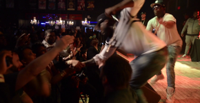 Rapper 50 Cent agride mulher com soco durante show nos EUA