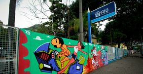 Grafiteiros levam cores e arte para muros de escolas