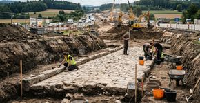 Sob uma rodovia alemã, arqueólogos encontram estrada romana de 2.000 anos e sepulturas ainda mais antigas