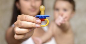Escola e família devem agir juntas sobre fraldas e chupetas