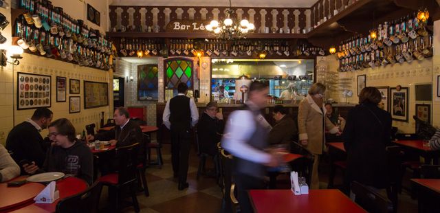 Bar Léo completa 85 anos e transforma a rua em festa com chorinho, chope e parceria entre bares