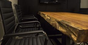Arquitetos usam dormentes de trem para construir shopping