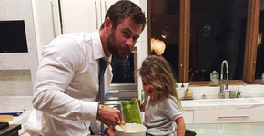 Filha de Hemsworth ter um pênis.  E pai dá seu melhor conselho