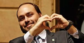 Carlos Bolsonaro é chamado de gay e entra na briga do PSL
