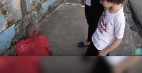 Pediram para este menino jogar água no mendigo e ele fez isso