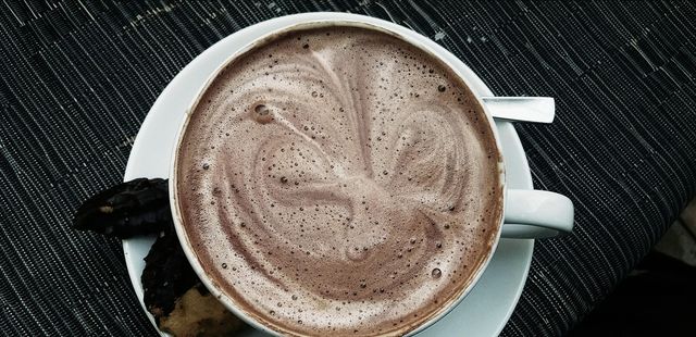 Chocolate quente com poucos ingredientes para aquecer seu dia