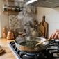 Da redação: Nas casas mais limpas do Japão a cozinha não tem cheiro de gordura porque usam folhas de chá usadas para absorver o odor do ambiente