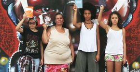 Mulheres trocam serviços domésticos por leituras na periferia
