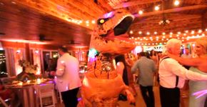 Casamento conta com dinossauro para abrir a pista de dança