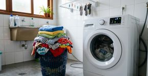 Na Austrália, a máquina de lavar não precisa de água quente para a roupa do dia a dia: usar água fria e esperar uma carga completa reduz o gasto de energia e água em cada lavagem