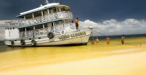 Barco leva turistas à comunidade ribeirinha na Amazônia Paraense