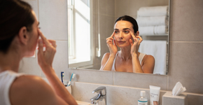 A massagem facial simples que levanta o olhar e tira o cansaço