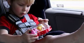 8 dicas práticas para acalmar as crianças na viagem de carro