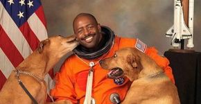 Ex-astronauta inclui seus cães resgatados em foto oficial da NASA