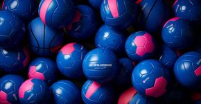 Ação usa bolas para representar desigualdade de gênero no esporte