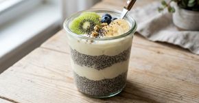 Iogurte natural, sementes de chia e frutas em um único pote: essa combinação preparada na noite anterior cria um café da manhã cremoso com proteínas, fibras e praticidade para a rotina