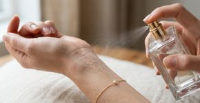 Em vez de exagerar no perfume ou aplicar apenas nos pulsos, especialistas recomendam o “método do triangulo invertido”: você sente o aroma e as outras pessoas também percebem melhor