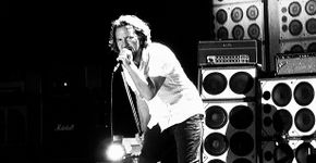 Em discurso contra mineradora, Pearl Jam doa cachê de show para as vítimas de Mariana