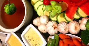 Chef ensina a fazer fondue vegetariano ao vinho branco